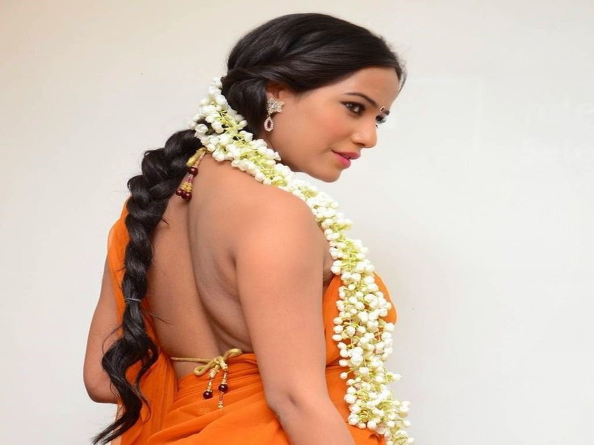 Too Hot for Public? Poonam Pandey’s Boldest Public Looks Left Fans Speechless! - Gallery Image