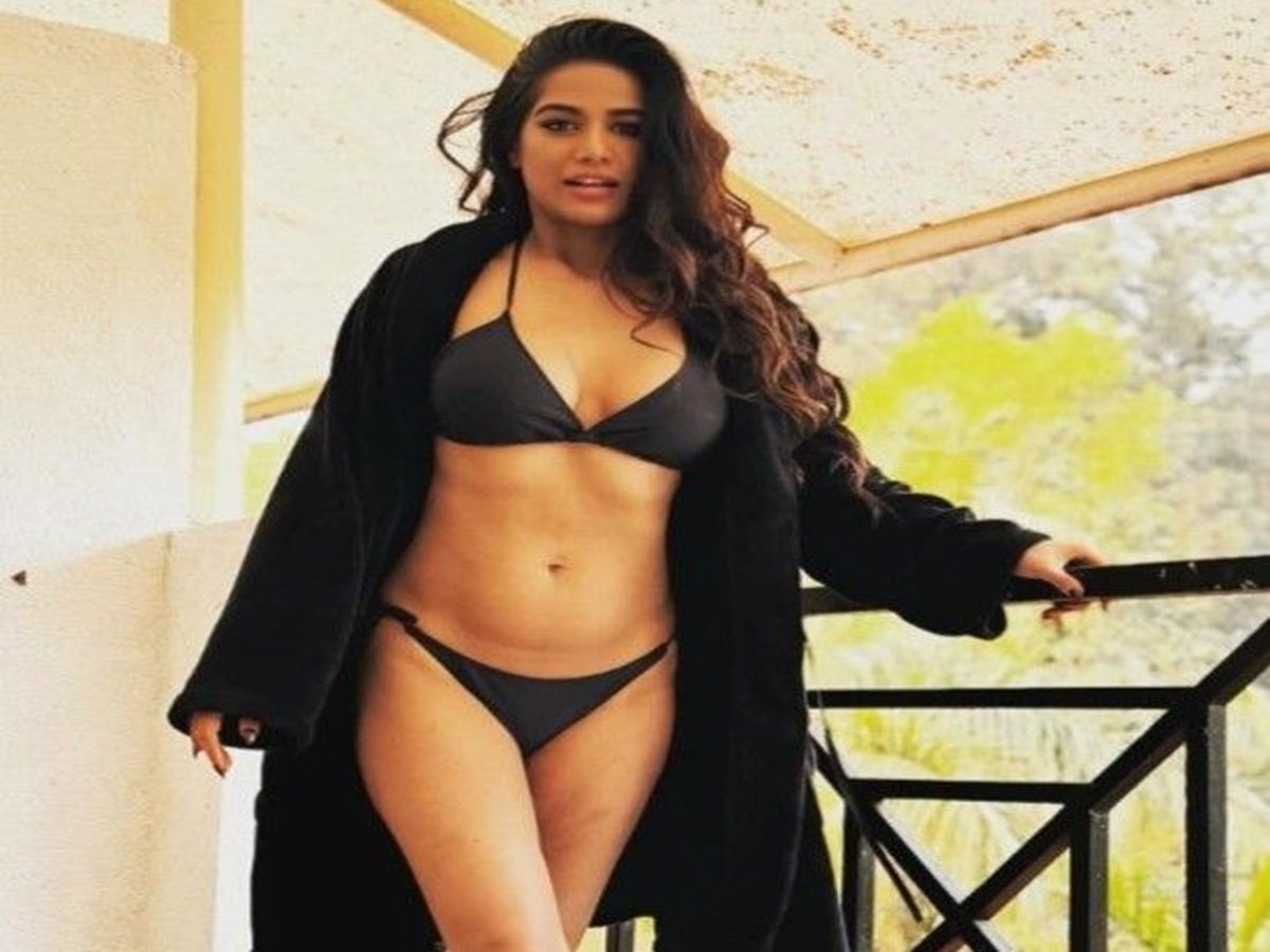 Too Hot for Public? Poonam Pandey’s Boldest Public Looks Left Fans Speechless! - Gallery Image